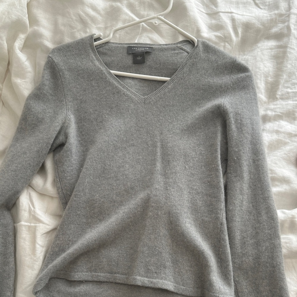 Ann Taylor Soft Gray V-Neck Pullover